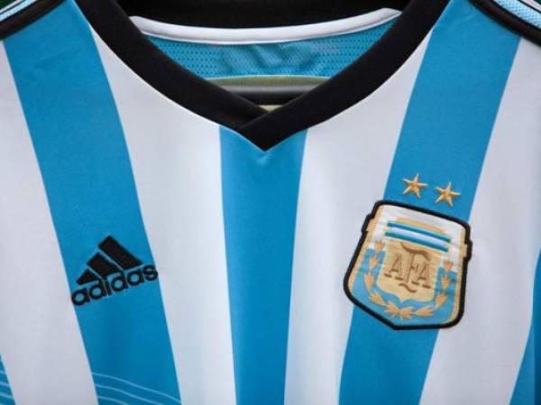 Argentina, que auspicia Adidas AG, triunfó por penales en Sao Paulo y eliminó a la selección holandesa que equipa Nike Inc., de los Estados Unidos. (Foto: Bloomberg).
