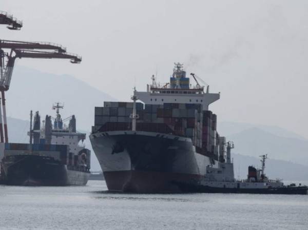 Container ship MV Bavaria (R), a vessel hired by Canada to ship tonnes of trash back to Canada, arrives at Subic Bay International Terminal Corporation on Subic Port, north of Manila on May 30, 2019. - President Rodrigo Duterte has ordered tonnes of garbage dumped in the Philippines years ago to be shipped back to Canada, his spokesman said on May 23, but Ottawa announced arrangements to take back the offending cargo which led to a diplomatic row. (Photo by Noel CELIS / AFP)