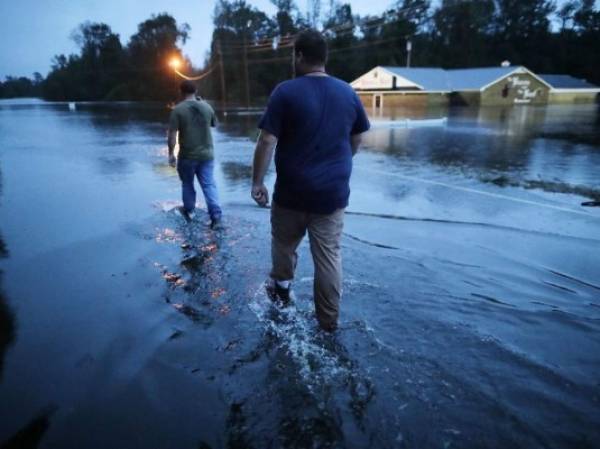 Voluntarios buscan una salida el Highway 70, tras la inundación causada por el río Neuse en Kinston, Carolina del Norte. Chip Somodevilla/Getty Images/AFP