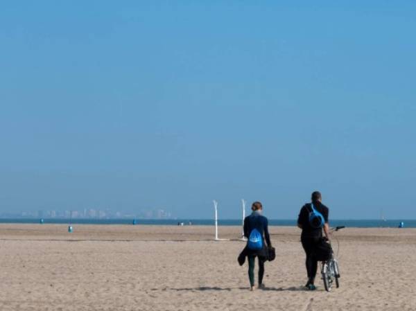 Poca gente camina en una playa en Valencia, España, luego que el país confirmó más de 1.500 nuevos casos de coronavirus entre el viernes y el sábado, elevando su total a 5.753 casos, el segundo número más alto en Europa después de Italia. Foto JOSE JORDAN / AFP)