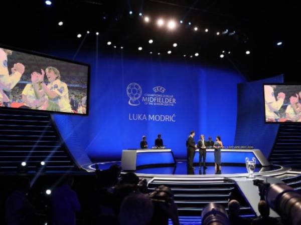 Real Madrid Croatian midfielder Luka Modric receives the UEFA Champions League Midfielder of the Season during the draw for UEFA Champions League football tournament at The Grimaldi Forum in Monaco on August 30, 2018. / AFP PHOTO / Valery HACHE