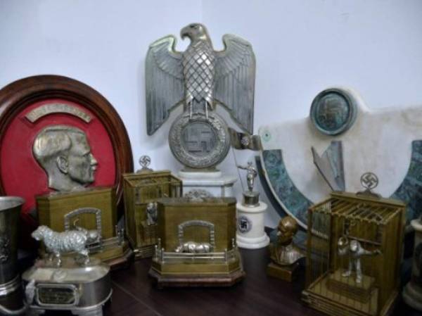 Handout photo released by Argentina's Federal Police taken on June 10, 2017 showing an assortment of nazi objects seized during an operation carried out on the eve in the outskirts of Buenos Aires.Argentine authorities said they had seized a bust relief of Adolf Hitler among a major trove of authentic Nazi artifacts. Numerous sculptures and crafted objects including an eagle of the Third Reich were found in two shops and a home in the north of the capital, the security ministry said in a statement. / AFP PHOTO / POLICIA FEDERAL / HO / RESTRICTED TO EDITORIAL USE - MANDATORY CREDIT 'AFP PHOTO /POLICIA FEDERAL' - NO MARKETING NO ADVERTISING CAMPAIGNS - DISTRIBUTED AS A SERVICE TO CLIENTS