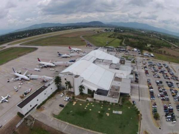 El Aeropuerto Internacional Ramón Villeda Morales (SAP), otrora el más importante de Honduras, perdió competitividad en los últimos 20 años porque la compañía que lo administra bajo concesión no invirtió un centavo en la ampliación de la terminal de pasajeros y en la instalación de nuevas mangas.