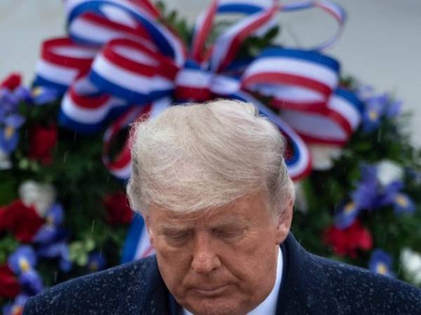 El presidente de Estados Unidos, Donald Trump, se va después de colocar una ofrenda floral en la Tumba del Soldado Desconocido en el Día de los Veteranos en el Cementerio Nacional de Arlington en Arlington, Virginia, el 11 de noviembre de 2020. - El presidente de Estados Unidos, Donald Trump, hizo su primera aparición oficial después de las elecciones el miércoles por lo que Debería ser un momento de unidad nacional para conmemorar el Día de los Veteranos, ahora empañado por su negativa a reconocer la victoria de Joe Biden. (Foto de Brendan Smialowski / AFP)