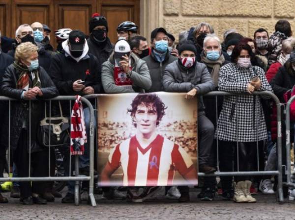 Los aficionados rinden homenaje al fallecido futbolista italiano Paolo Rossi durante su funeral fuera de la Catedral de Santa Maria Annunciata en Vicenza, noreste de Italia, el 12 de diciembre de 2020.- El ex jugador de fútbol italiano Paolo Rossi murió el 9 de diciembre de 2020 en Siena a la edad de 64. (Foto de Marco Bertorello / AFP)