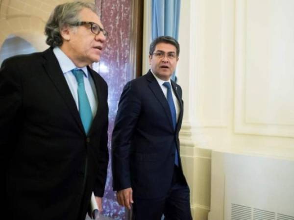 El presidente hondureño, Juan Orlando Hernández, a la izquierda, se reúne con el secretario general de la Organización de los Estados Americanos (OEA), Luis Almagro, el martes 13 de agosto de 2019, en la Organización de los Estados Americanos, en Washington.