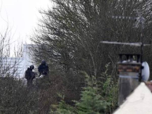 Policías franceses montan guardia en un tejado en Dammartin-en-Goele, donde los sospechosos del ataque contra el semanario Charlie Hebdo permanecen atrincherados. (Foto: AFP).