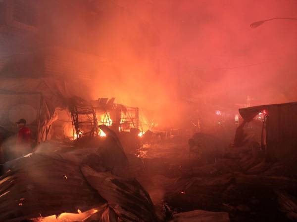 <i>Fotografía que muestra el mercado Medina Concepción durante un incendio provocado en un puesto de venta de pólvora este lunes, en San Pedro Sula (Honduras). Decenas de negocios de un populoso mercado en San Pedro Sula, la segunda más importante de Honduras, fueron consumidos a causa de un pavoroso incendio que se originó en un local que contenía cohetes y petardos, según informes preliminares del Cuerpo de Bomberos. EFE/ José Valle</i>