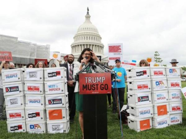 La representante Rashida Tlaib (D-MI) durante el evento donde se presentaron los 10 millones de firmas para iniciar un proceso contra el presidente Donald Trump.