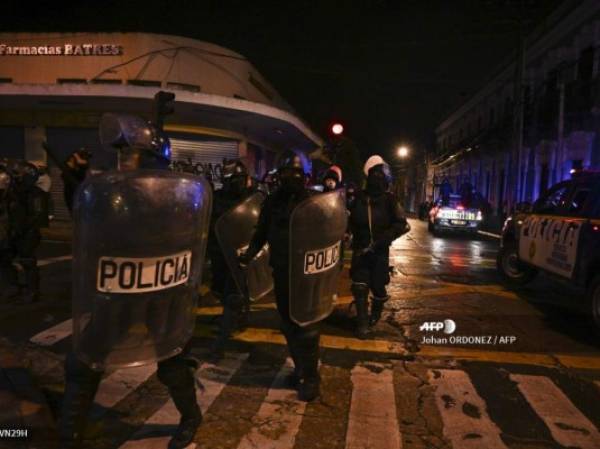 La policía antidisturbios toma posición durante una protesta exigiendo la renuncia del presidente guatemalteco Alejandro Giammattei, en la Ciudad de Guatemala el 21 de noviembre de 2020 (Foto de Johan ORDONEZ / AFP)