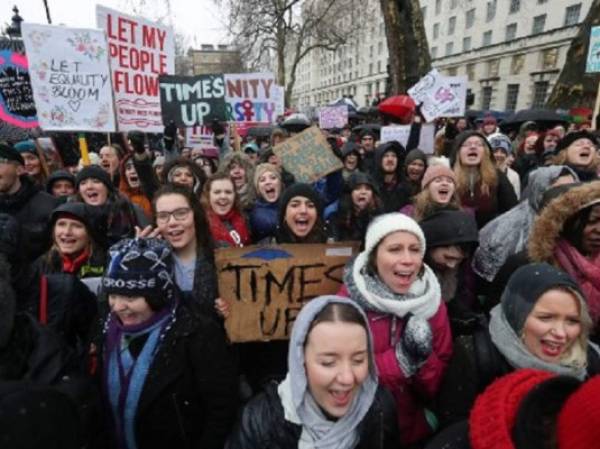 Cientos de miles de personas habían participado el sábado en varias ciudades de Estados Unidos en las 'Marchas de las Mujeres' contra Trump, un año después de la inmensa movilización que desafió a Trump un día después de su investidura.Hundreds of people gathered outside Downing Street in London to voice their frustration at sexual harassment, violence and discrimination against women. / AFP PHOTO / Daniel LEAL-OLIVAS