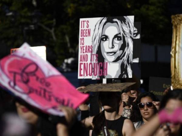 Supporters of the FreeBritney movement rally in support of musician Britney Spears for a conservatorship court hearing, outside the Stanley Mosk courthouse in Los Angeles, California on November 12, 2021. - A Los Angeles judge on Friday formally approved the process of ending the controversial guardianship that has controlled pop star Britney Spears' life for the past 13 years. (Photo by Patrick T. FALLON / AFP)