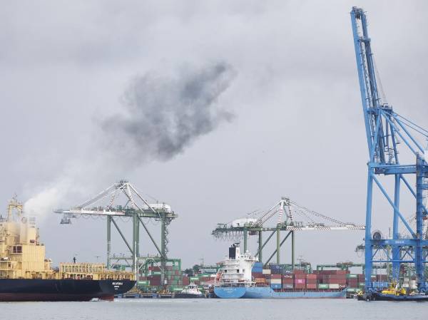 <i>El Canal, único de agua dulce y por el que pasa entre el 3 % y el 5 % del comercio mundial, desde el 28 de septiembre pasado elevó también a 14,94 metros o 49 pies el calado para los barcos que transiten por las esclusas neopanamax. EFE/ Bienvenido Velasco</i>