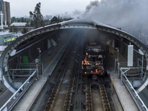 Eje del transporte público de la capital chilena, con casi tres millones de pasajeros por día, sufrió 'una destrucción brutal', según afirmó a Canal 13 Louis de Grange, presidente de la compañía estatal. Foto AFP