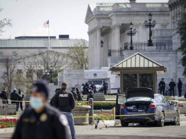 WASHINGTON, DC - APRIL 02: Law enforcement investigate the scene after a vehicle charged a barricade at the U.S. Capitol on April 02, 2021 in Washington, DC. The U.S. Capitol was briefly locked down after a person reportedly rammed a vehicle into multiple Capitol Hill police officers. One officer was killed and one was wounded. The suspect who exited the vehicle with a knife was fatally shot. Drew Angerer/Getty Images/AFP (Photo by Drew Angerer / GETTY IMAGES NORTH AMERICA / Getty Images via AFP)