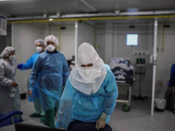 Los trabajadores de la salud atienden a los pacientes en la sala de emergencias Covid-19 del hospital Santa Maria en Lisboa el 11 de enero de 2021. - Portugal ha sufrido un número récord de muertes y hospitalizaciones por coronavirus en las últimas 24 horas, lo que hace inevitable un nuevo bloqueo, el principal del país. dijo el ministro. (Foto de PATRICIA DE MELO MOREIRA / AFP)