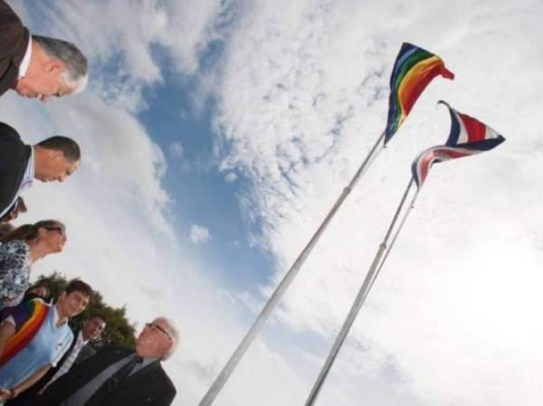 Luis Guillermo Solís, presidente de Costa Rica, iza bandera gay en Casa Presidencial (Crédito: Casa Presidencial).