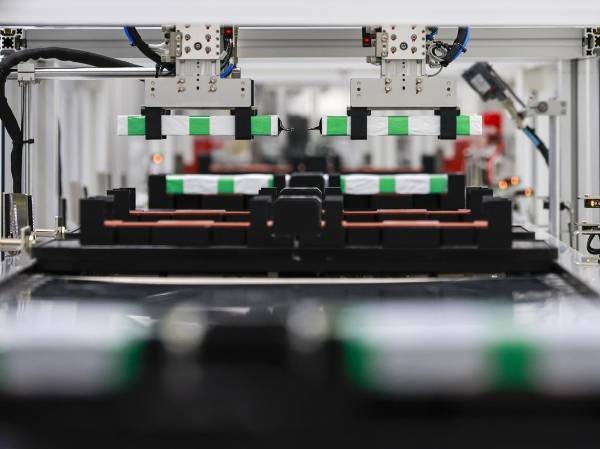 <i>Baterías para vehículos eléctricos en la línea de montaje de la Gigafábrica de Baterías Avanzadas del Grupo Tecnológico Hon Hai (Foxconn), en Kaohsiung, Taiwán, 7 de noviembre de 2025 (publicado el 21 de noviembre de 2025). El Día Tecnológico Hon Hai (HHTD) de este año se centra en el tema «Acelerando la imaginación», destacando la integración completa de la IA en las tres plataformas inteligentes de Hon Hai (Foxconn) y la estrategia «3+3+3» del Grupo. El evento incluirá exposiciones temáticas, ponencias magistrales y foros simultáneos para ilustrar cómo la IA impulsa la transformación del mundo real al acelerar la innovación, ampliar la adopción de tecnología y promover el desarrollo industrial. EFE/EPA/RITCHIE B. TONGO</i>