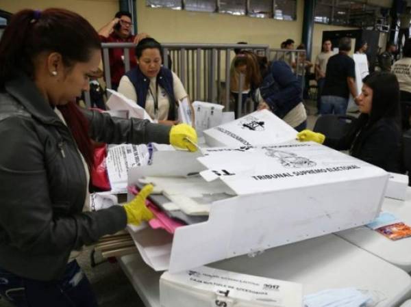 El conteo se paralizó el viernes con 94,45% de las mesas escrutadas, que daban una pequeña ventaja a Hernández, del derechista Partido Nacional, de 42,92% sobre 41,42% de Nasralla. (Foto: laprensa.hn).