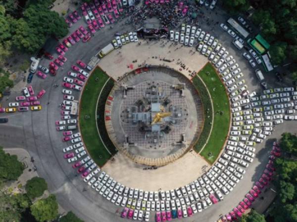 Cientos de taxistas bloquearon este lunes importantes avenidas de Ciudad de México, causando caos vehicular en la megalópolis de más 20 millones de habitantes, para exigir el retiro de aplicaciones de transporte como Uber y Didi.