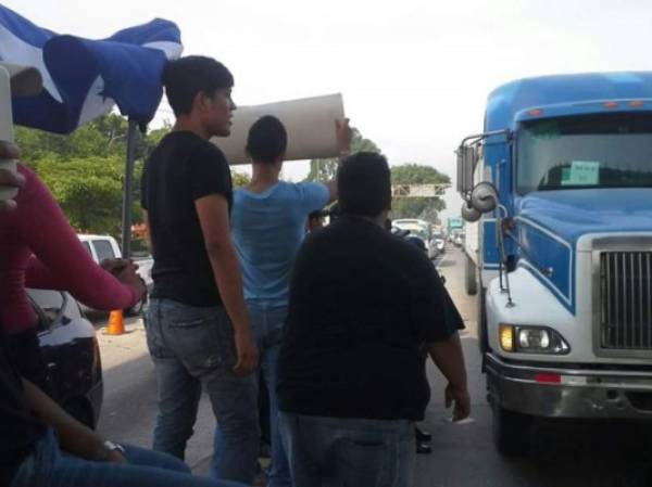 El movimiento 'Oposición Indignada' que exige el cese a la corrupción en Honduras, anunció para hoy tomas de varias carreteras para seguir exigiendo una Comisión Internacional Contra la Impunidad en el país (CICIH). (Fotos:laprensa.hn).