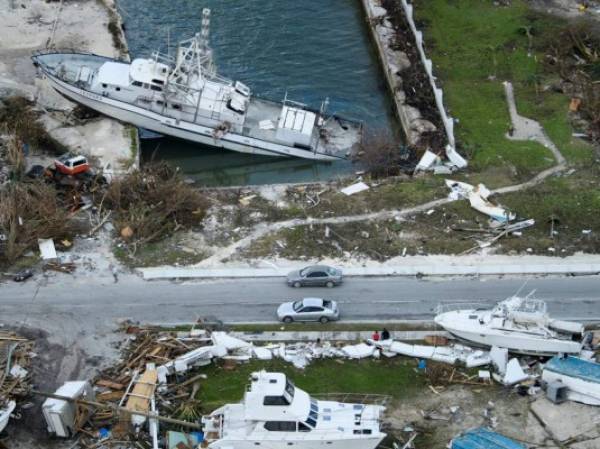 El huracán Dorian azotó las islas Bahamas el domingo con lluvias torrenciales y vientos cercanos a los 300 km/h.