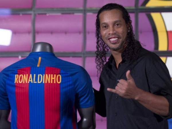 Brazilian football star Ronaldinho poses during his official presentation as new FC Barcelona ambassador at the Camp Nou stadium in Barcelona on February 3, 2017. / AFP PHOTO / Josep Lago