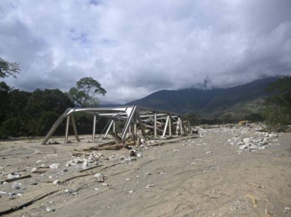 View of the destroyed Santiago bridge due to the heavy rains caused by Hurricane Eta, now degraded to a tropical storm, in Gualan, Zacapa department, 154 km north Guatemala City on November 7, 2020. - Scores of people have died or remain unaccounted for as the remnants of Hurricane Eta unleashed floods and triggered landslides on its deadly march across Central America. (Photo by Johan ORDONEZ / AFP)