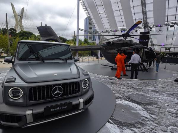 <i>Fotografía que muestra el nuevo helicóptero corporativo de lujo ACH145 con un diseño desarrollado en colaboración con Mercedes-Benz, este jueves, en Sao Paulo (Brasil). EFE/ Isaac Fontana</i>