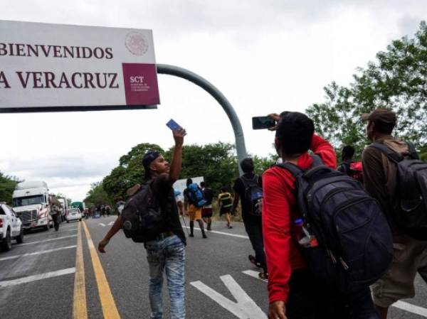 Después de recorrer más de 217km, la Caravana Migrante entró al estado de Veracruz por el poblado de Jesús Carranza para continuar su camino hacia Coatzacoalcos. A las entradas del estado se observaba un operativo de Guardia Nacional, Instituto Nacional de Migración (INM), SEDENA, Fuerza Civil y policías estatal. FOTO: GALO CAÑAS/CUARTOSCURO.COM