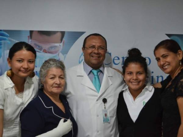 El doctor Arturo Gómez, director de Investigación Clínica del CMC, con pacientes del Programa Células Madre. (Foto: Cortesía)