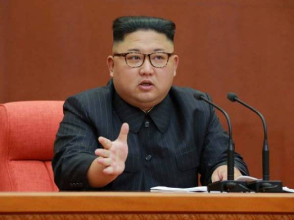 El líder norcoreano Kim Jong Un habla ante el Comité Central del gobernante Partido de los Trabajadores, en una imagen no fechada facilitada por la agencia KCNA en Pyongyang. 8 octubre 2017. KCNA/vía REUTERS.