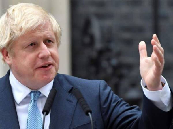 Britain's Prime Minister and Conservative leader Boris Johnson (L) waits with other candidates as the results are read out for the race to be MP for Uxbridge and Ruislip South at the count centre in Uxbridge, west London, on December 13, 2019 after votes were counted as part of the UK general election. - Prime Minister Boris Johnson's ruling party appeared on course for a sweeping victory in Thursday's snap election, an exit poll showed, paving the way for Britain to leave the EU next month after years of political deadlock. (Photo by Oli SCARFF / AFP)