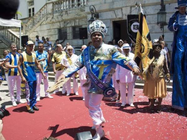 'Por segundo año consecutivo recibo la llave de esta ciudad y declaro abierto el Carnaval de Rio', dijo el monarca de la locura carnavalesca, Wilson Dias da Costa Neto. (Foto: AFP).