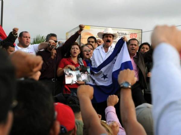 'Renuncie Juan Orlando', exclamó el expresidente Manuel Zelaya (2006-2009), líder de la oposición política. (Foto: AFP).