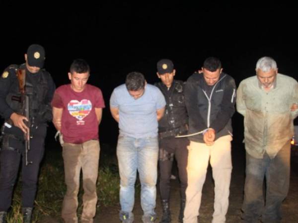 El coronel del Ejército Otto Fernando Godoy Cordón, el colombiano José Mendez Arboleda y el mexicano Miguel Rodríguez Guillen fueron capturados este día en Caoba, Poptún, Petén. Intentaban huir al dejar abandonado una avioneta. Foto @prensa_libre