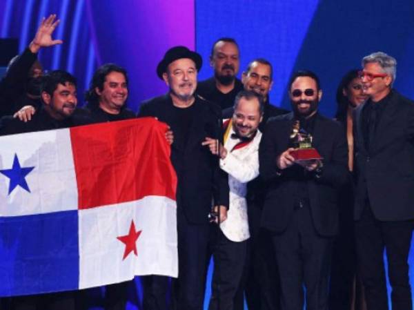 LAS VEGAS, NEVADA - NOVEMBER 18: Rubén Blades (L) and Roberto Delgado & Orquesta accept Album of the Year award onstage during The 22nd Annual Latin GRAMMY Awards at MGM Grand Garden Arena on November 18, 2021 in Las Vegas, Nevada. Kevin Winter/Getty Images for The Latin Recording Academy/AFP (Photo by KEVIN WINTER / GETTY IMAGES NORTH AMERICA / Getty Images via AFP)