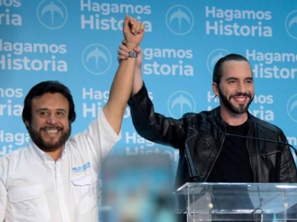 El Salvador presidential candidate Nayib Bukele of the Great National Alliance (GANA) (R) and vice presidential candidate Felix Ulloa celebrate their victory in the presidential election in San Salvador on February 3, 2019. - Nayib Bukele, the popular former mayor of San Salvador, claimed victory on February 3 in the Central American country's presidential elections. (Photo by MARVIN RECINOS / AFP)