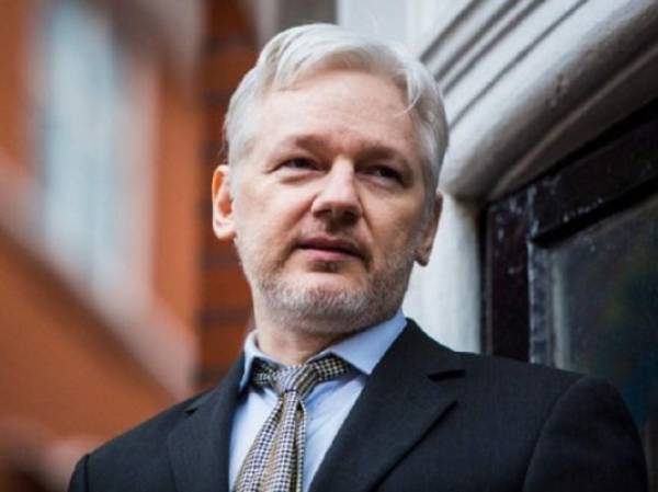 (FILES) This file photo taken on February 05, 2016 shows WikiLeaks founder Julian Assange addressing the media from the balcony of the Ecuadorian embassy in central London.Swedish prosecutors dropped a seven-year rape investigation into Julian Assange on May 19, 2017 a legal victory for the WikiLeaks founder who has been holed up in the Ecuadoran embassy in London since 2012. / AFP PHOTO / Jack Taylor