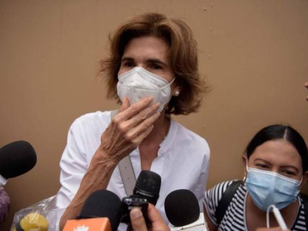 Cristiana Chamorro, former director of the Violeta Barrios de Chamorro Foundation, arrives at the headquarters of the 'Ciudadanos por la Libertad' (CXL) party in Managua to formalize her intentions to register as a presidential pre-candidate for the party, on June 1, 2021. (Photo by Inti OCON / AFP)