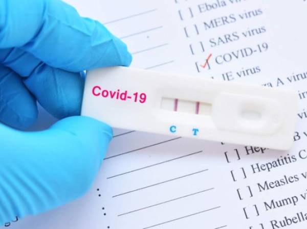 Test positivo de Covid-19 usando una prueba rápida que examina en sangre la existencia o no del virus que inició en 2019 en Wuhan, China.