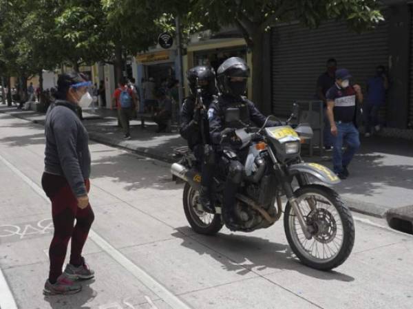 Members of the 'Wolves', an elite group of the National Civil Police, patrol the streets in Guatemala City on July 16, 2020 amid the COVID-19 coronavirus pandemic. (Photo by Johan ORDONEZ / AFP)