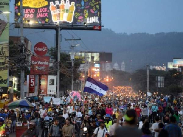 Desde el 2 de mayo mantienen las movilizaciones constantes en diferentes ciudades del país en la 'Marcha de las Antorchas para protestar por los graves actos de corrupción acaecidos en el IHSS'. (Foto: AFP).