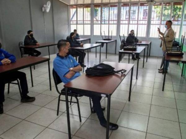 Estudiantes en Costa Rica inicia su año escolar 2021. (Foto Ezequiel BECERRA / AFP)