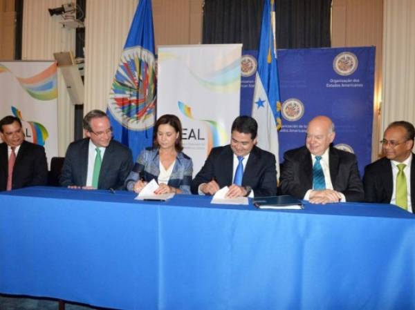 Firmaron el convenio el presidente de Honduras, Juan Orlando Hernández, y la presidente de FZT Maria Josefina Terán de Zamora. (Foto: Cortesía).