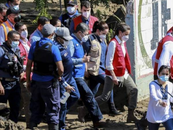 Queen Letizia of Spain (C-R), accompanied by Honduran President Juan Orlando Hernandez (C-L) and his wife Ana Garcia de Hernandez, visits victims of tropical storms Eta and Iota in the community of Flores de Oriente, La Lima municipality, Cortes department, in northern Honduras on December 15, 2020. - Queen Letizia is in the country on an official two-day visit to learn about the effects left by tropical storms Eta and Iota and deliver the first part of a 120-ton donation for the affected to cope with the situation. (Photo by Wendell ESCOTO / AFP)