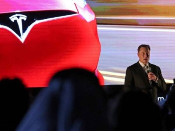 Elon Musk, the co-founder and chief executive of Electric carmaker Tesla, speaks during a ceremony in Dubai on February 13, 2017.Tesla announced the opening of a new Gulf headquarters in Dubai, aiming to conquer an oil-rich region better known for gas guzzlers than environmentally friendly motoring. / AFP PHOTO / KARIM SAHIB