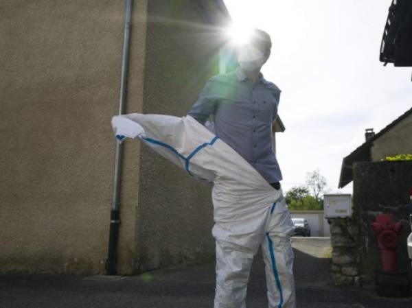 TRAJE USADO POR MÉDICOS PARA ATENDER A PACIENTES COVID-19- FOTO SEBASTIEN BOZON / AFP