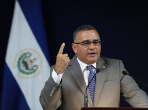 Salvadorean President Mauricio Funes gestures as he delivers a press at the presidential palace in San Salvador, El Salvador on March 28, 2012. The Salvadorean goverment denies an alleged negotiation with gangs to drop the high rates of homicides in El Salvador. AFP PHOTO/ Jose CABEZAS