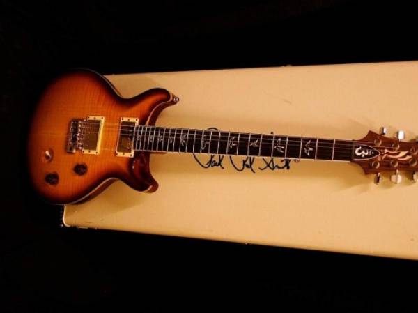 Guitarra de Carlos Santana, fabricada con caobas chapinas. (Foto: Archivo)